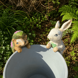 Blumentopfhänger Hase und Igel gemeinsam an einem grauen Pflanztopf
