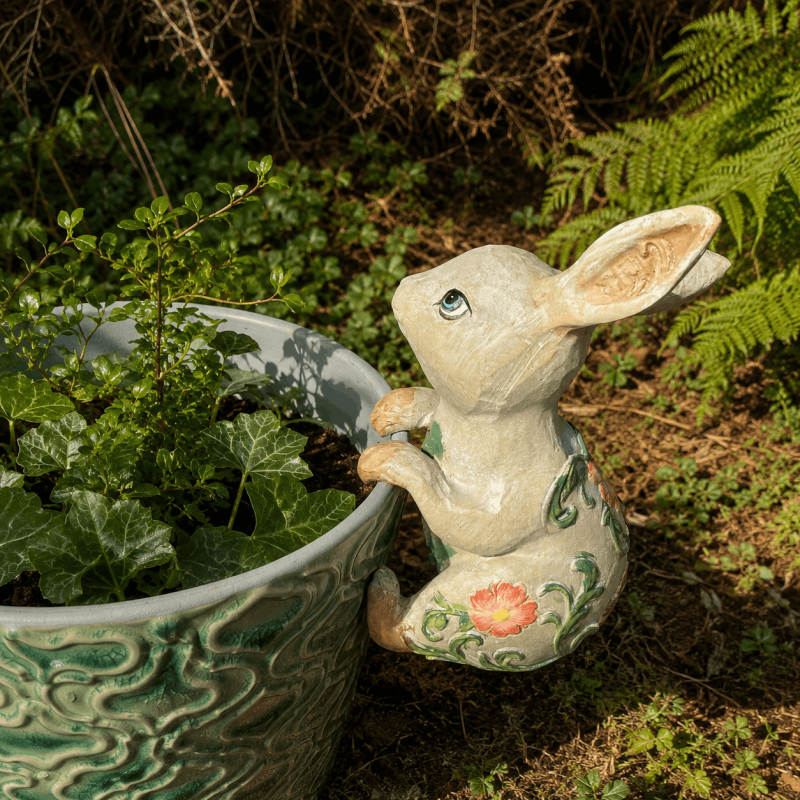 Cremeweißer Hasen-Topfhänger mit Blumen und grünen Ranken