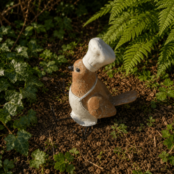 Kleine Kochfigur mit weißer Mütze und Schürze