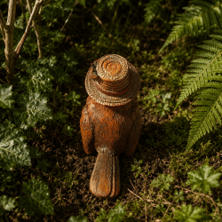 Rückansicht der Rotkehlchenfigur mit Strohhut