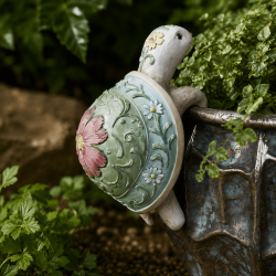 Schildkröten-Topfhänger mit grün-blauem Panzer und rosa Blume