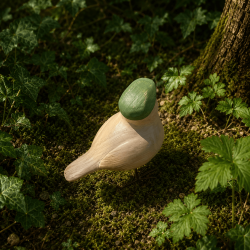 Kleine beige Vogelfigur aus Kunstharz mit cremefarbenem Gefieder und grüner Baskenmütze