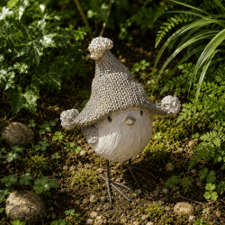 Weihnachtsvogel aus Kunstharz mit brauner Strickmütze