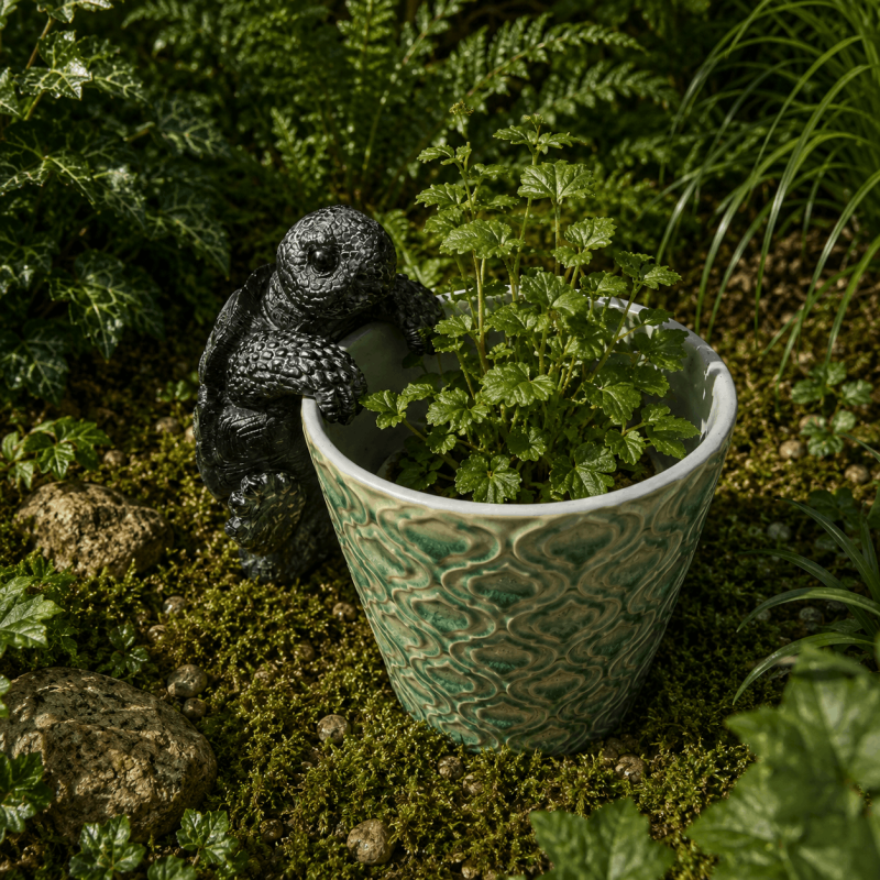 Blumentopf-Dekoration mit neugieriger Schildkröte