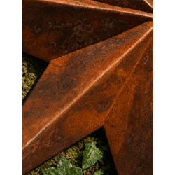 Detail der achtzackigen Windrose aus rostfarbenem Metall