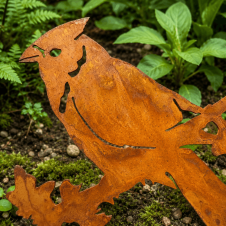 Detail des rostfarbenen Vogels auf dekorativem Blütenzweig