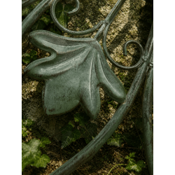 Detail der Lilien, Blätter und Voluten der Metall-Wandrosette