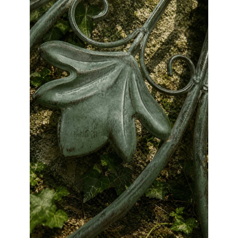 Detail der Lilien, Blätter und Voluten der Metall-Wandrosette
