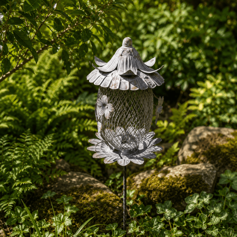 Vogelfutterhaus aus Metallgitter mit Erdspieß im natürlichen Garten