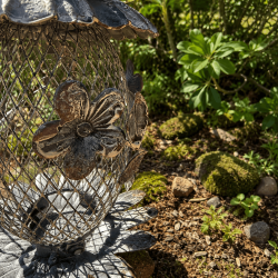 Rautenförmiges Metallgitter mit dekorativen Blumenreliefs