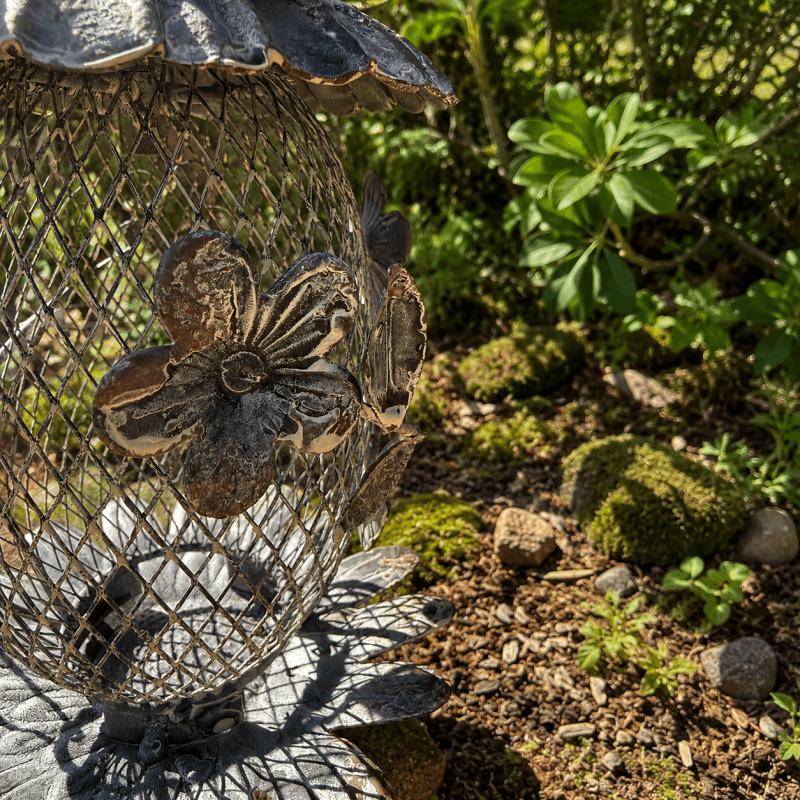 Rautenförmiges Metallgitter mit dekorativen Blumenreliefs