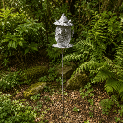 Graue Vogelfutterstelle aus Metallgitter auf 100 cm hohem Erdspieß