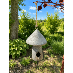 Hängender Nistkasten in Pilzform im Garten