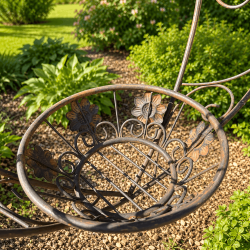 Verzierter Metallkorb der herzförmigen Blumenampel