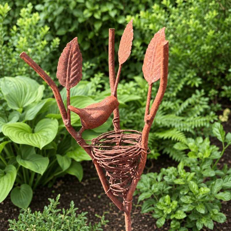 Dekorative Vogel- und Nestskulptur aus rostigem Metall für den Garten
