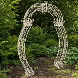 Romantischer Gartenbogen mit Voluten und Arabesken