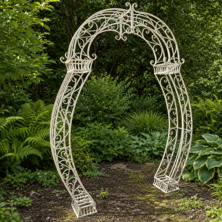 Romantischer Gartenbogen mit Voluten und Arabesken