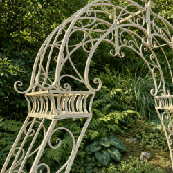 Dekorative Voluten des antikweißen Gartenbogens