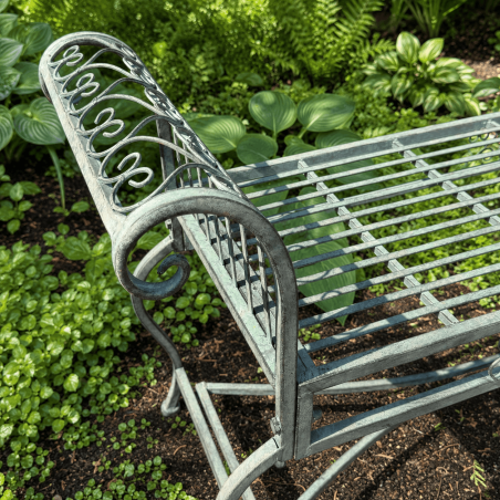 Seitliche Rückenlehne der romantischen Gartenbank